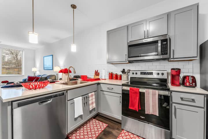 Modern Luxury 1BR/1BA Entire Apt