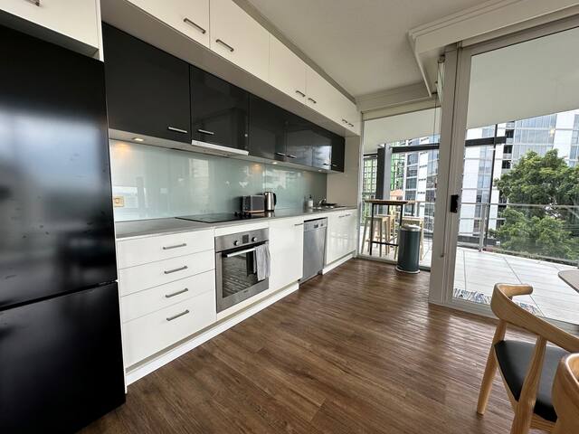 HUGE 3Bdrm Apartment @ Story Kangaroo Point gallery image 5