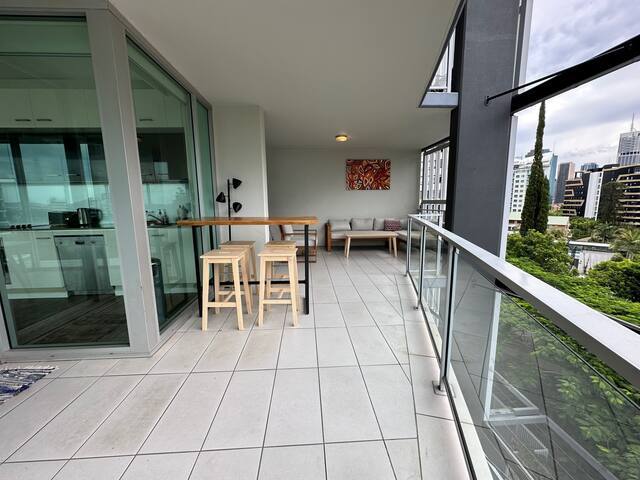 HUGE 3Bdrm Apartment @ Story Kangaroo Point gallery image 3