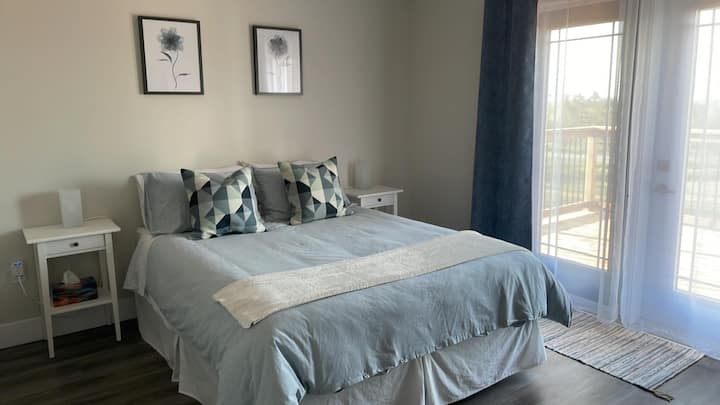 توفر غرفة النوم الثانية سريرًا بحجم كوين وخزانة ملابس وخزانة للتخزين وأيضًا إمكانية الوصول إلى باب الحديقة إلى السطح الأمامي. 