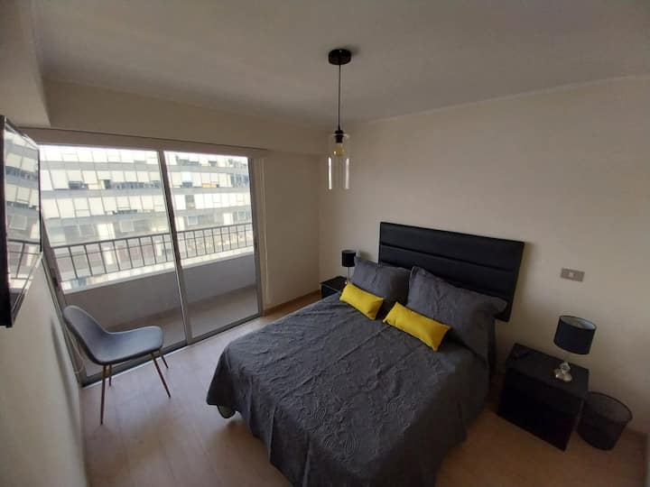 Dormitorio con balcon y una hermosa vista