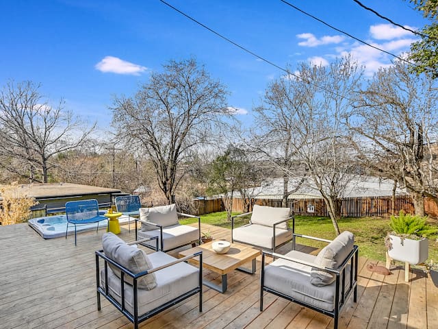 Hip and Stylish Downtown Stay (2bd + office)