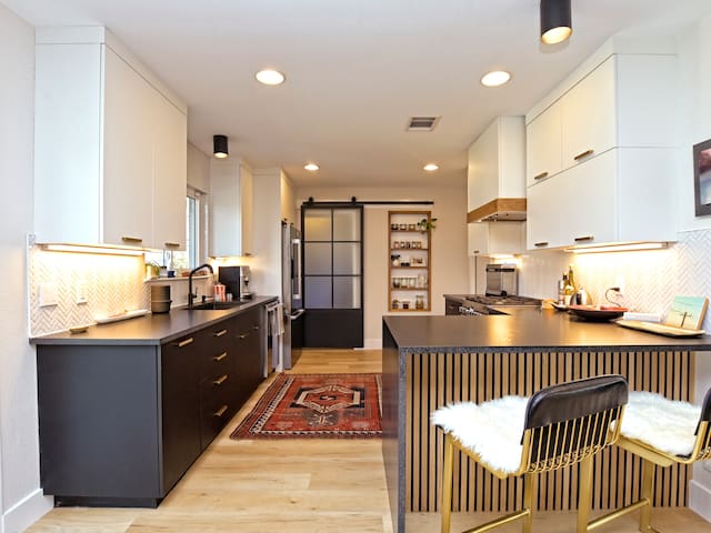 Hip and Stylish Downtown Stay (2bd + office) gallery image 2
