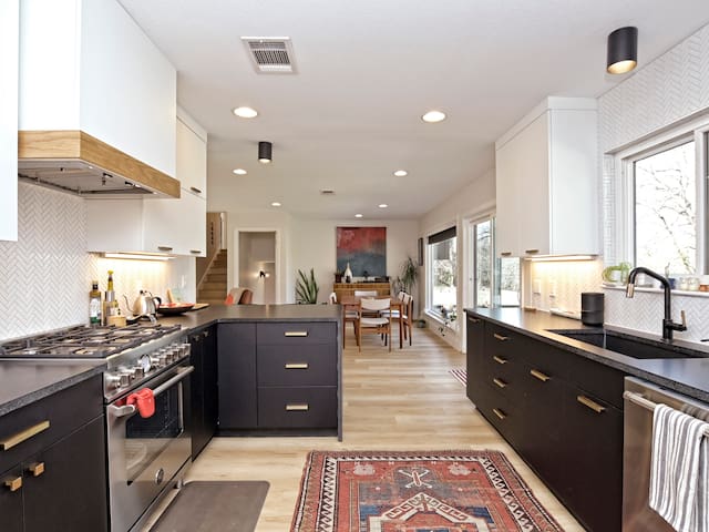 Hip and Stylish Downtown Stay (2bd + office) gallery image 5