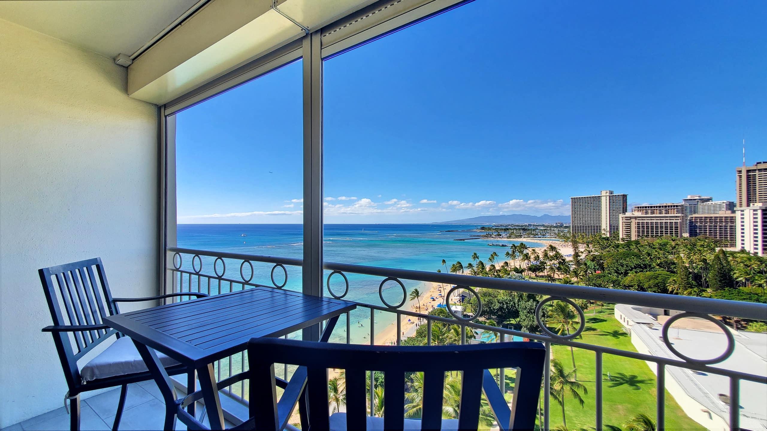 Waikiki Shore 1305 - Beachfront - Image 12