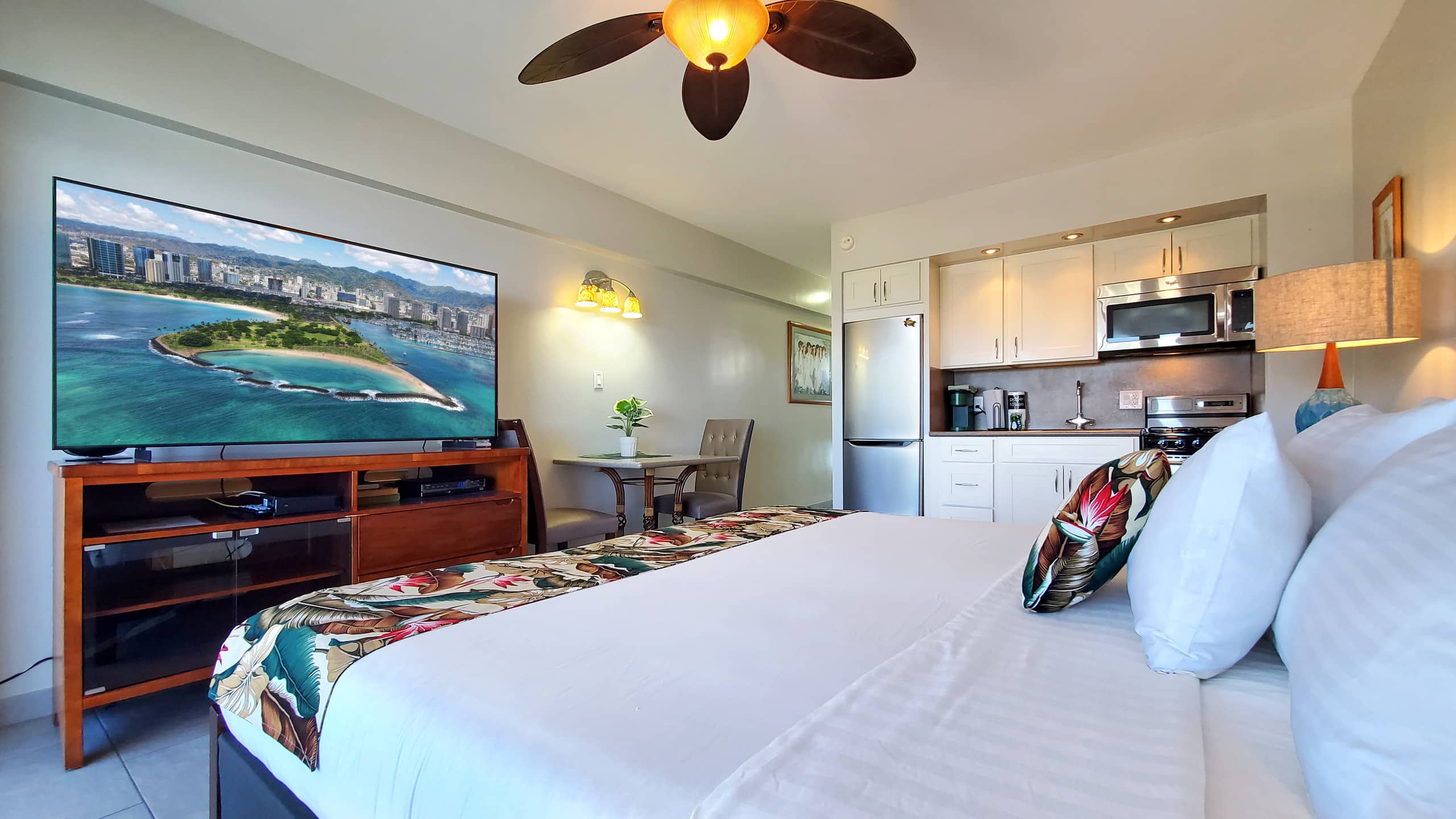 Waikiki Shore 1305 - Beachfront - Image 2