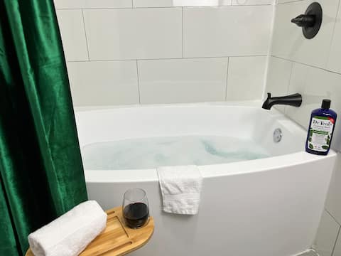 King Suite w/large tub+2king bdrms+ 1qn bdrm!