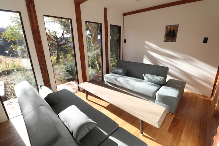 غرفة الطابق الأول (غرفة مشرقة مع شروق الشمس المبهر)