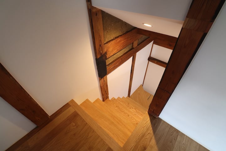 الدرج ينظر إليه من الطابق الثاني.