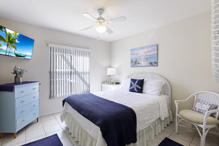 Cama tamaño queen con Smart TV y armario