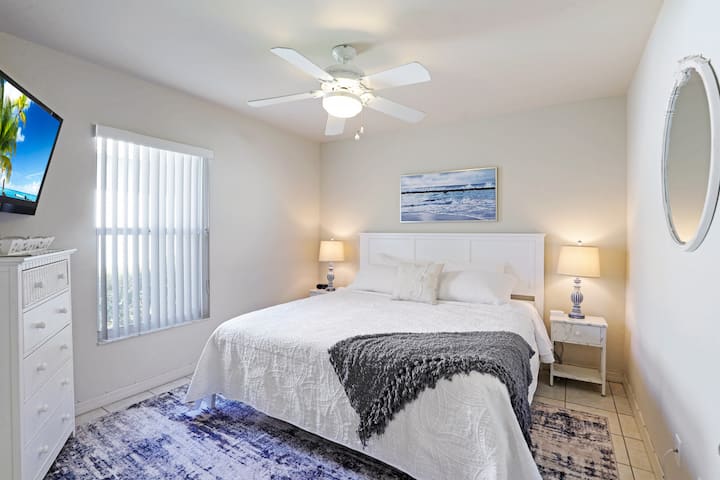 Cama tamaño king con Smart TV y armario