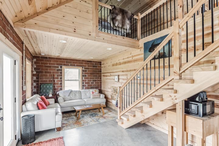 Truelove Chalet - Rustic, Glam Cabin Retreat! - Indiana