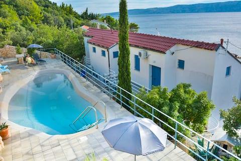 Apartment Nr.1 with a pool directly on the sea
