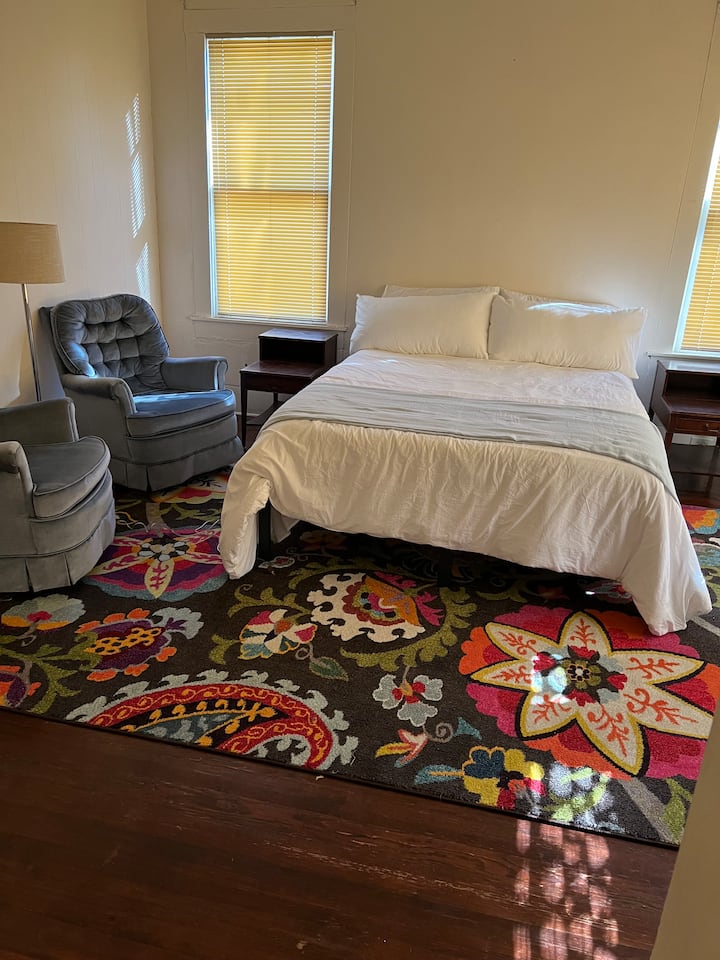 Chumba cha kulala (1)
Chumba cha kulala cha Mwalimu
Kitanda cha Malkia
2 Closets
Kamili Urefu wa Mirror