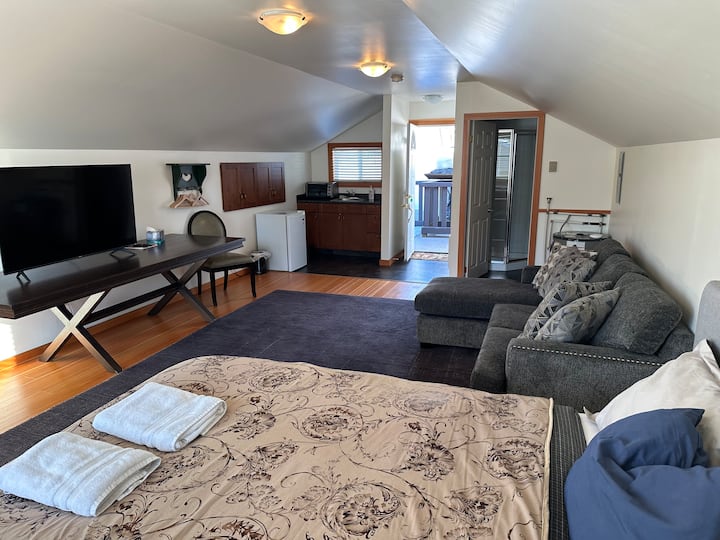 Comfortable Downtown studio apt. Barns for Rent in Revelstoke