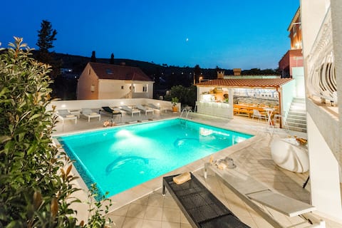 Top performing Airbnb: Deluxe Apartment Paula with private Pool and Sauna in Šumet