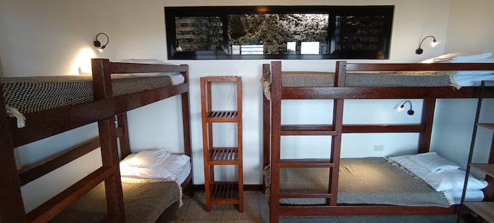 ห้องพักชั้นล่าง 2.  เปิดโล่งบนระเบียงด้านล่างที่มีพื้นที่นั่งเล่นหันหน้าไปทางมหาสมุทรจากุซซี่และห้องน้ำ   นอนได้ 4 คนในเตียงสองชั้น 2 หลัง  เข้าถึงได้ทางบันไดด้านนอก  ไม่เหมาะกับผู้พิการ 