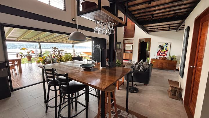 ประตูหน้าจอสามารถเปิดสำหรับห้องหลักสไตล์ลอฟท์และระเบียงขนาดใหญ่ที่มองเห็นมหาสมุทรเพื่อให้กลายเป็นพื้นที่นั่งเล่นภายใน/ภายนอกขนาดใหญ่ โต๊ะรับประทานอาหารหลักอยู่บนระเบียงด้านนอกมีโต๊ะสไตล์เคาน์เตอร์ขนาดเล็กกว่าในพื้นที่ครัว