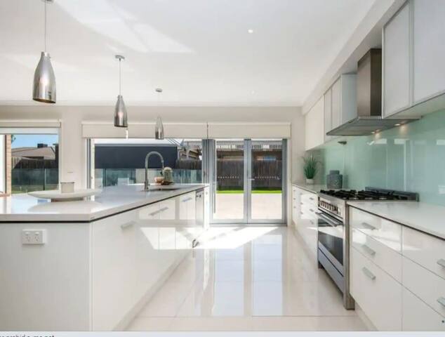 Seachange Family Escape with Pool and Spa Bath. gallery image 4