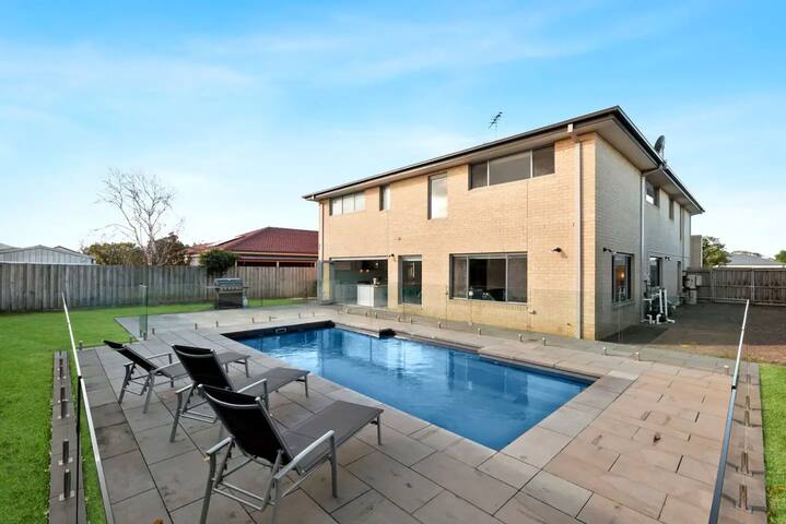 Seachange Family Escape with Pool and Spa Bath. gallery image 2