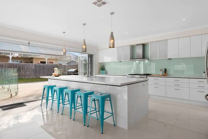 Seachange Family Escape with Pool and Spa Bath. gallery image 3