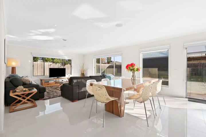 Seachange Family Escape with Pool and Spa Bath. gallery image 5