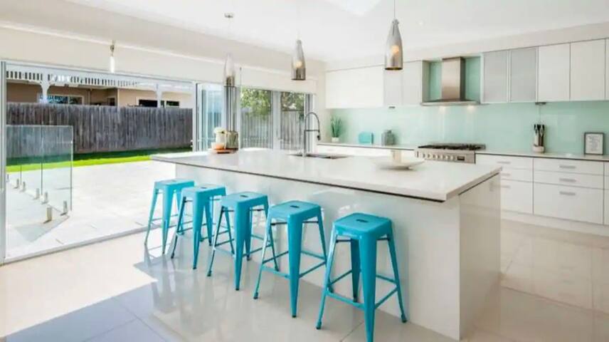 Seachange Family Escape with Pool and Spa Bath.