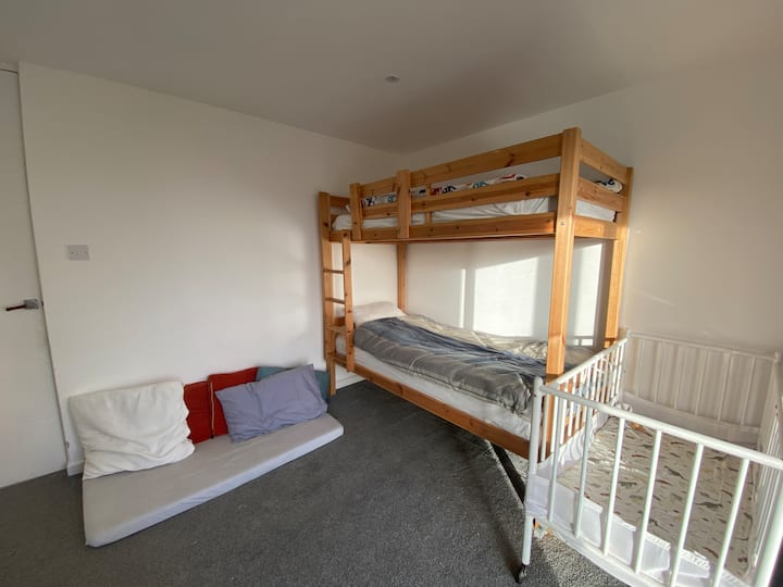 חדר שינה 2 עם מיטות קומתיים בגודל מבוגר ומיטה מתקפלת אופציונלית. מעקה מיטה לדרגש תחתון זמין גם לפי בקשה.