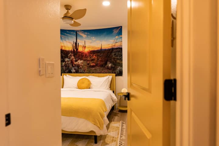 Dormitorio al amanecer en Arizona. Todas las habitaciones tienen cómodas camas tamaño queen, televisores, escritorios, cortinas opacas y exuberantes almohadas. Cada habitación es su propio pequeño espacio privado.