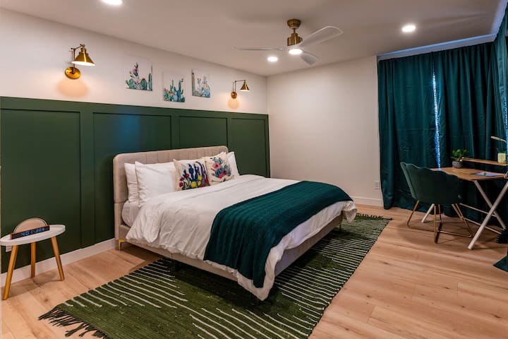 Después de un hermoso día de senderismo y disfrutar de los senderos de Arizona, ven a relajarte en el gran dormitorio principal con televisor inteligente de 60pulgadas y una lujosa cama tamaño queen. Habitación lo suficientemente grande como para caber en el pack 'n play y doble plegable (ambos suministrados).
