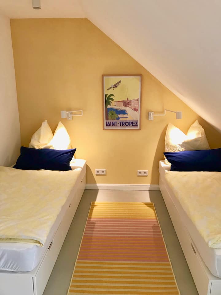 Chumba cha kulala na kitanda cha watu wawili (90x200)