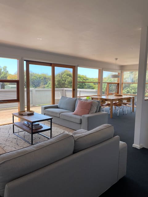 Popular Airbnb listing: Juc surf retreat, direct beach access in Jan Juc