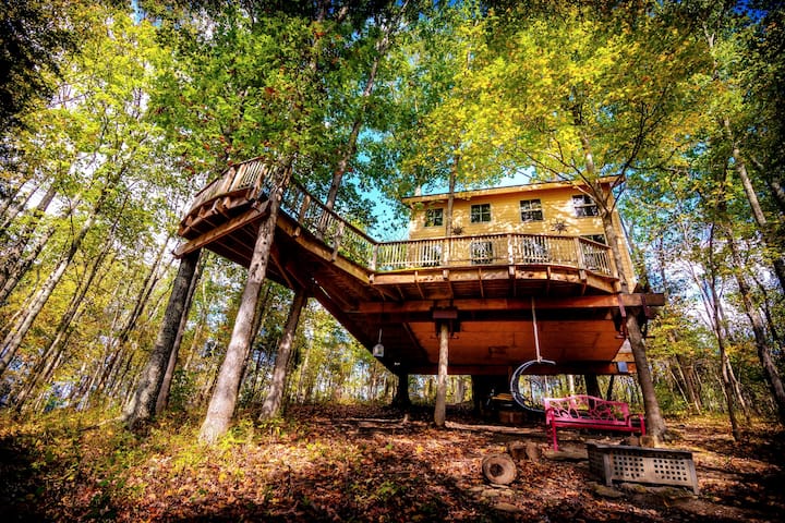 Treehouse off-the-grid built by Pete Nelson - Treehouses for Rent