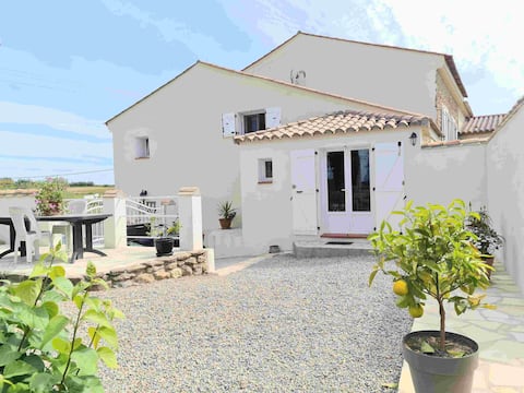 Charming cottage + complimentary breakfast