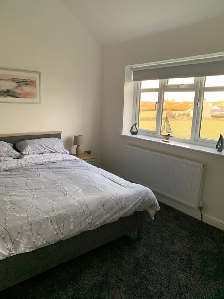 Მთავარი საძინებელი 193 × 203 სმ ზომის საწოლით