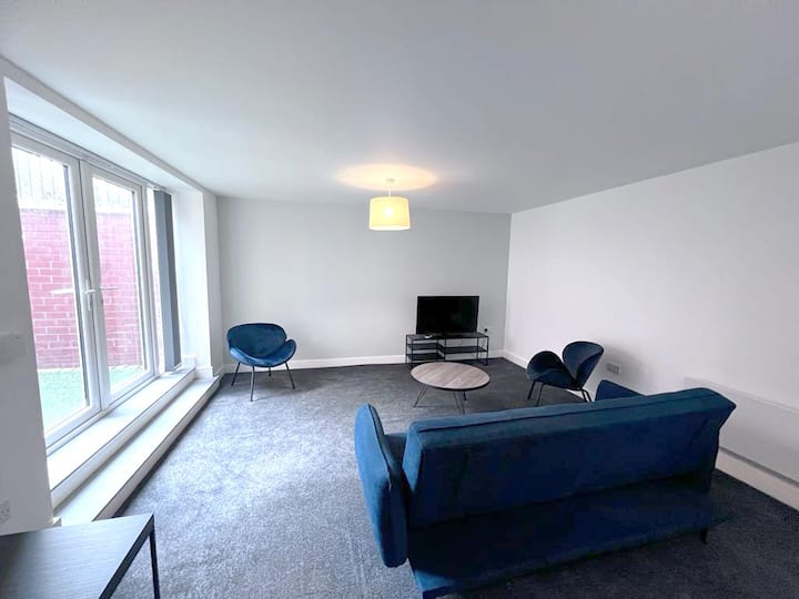 Stunning 2-BR near Salford Royal | Free Parking