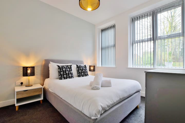 Spacious 2-br Close To Salford Royal With Parking - Salford