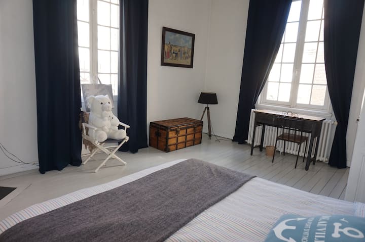 Chambre Deauville, ממוקמת בקומה הראשונה עם משרד קטן עבור השקדן ביותר. 
קרוב לשירותים עם ג'קוזי.