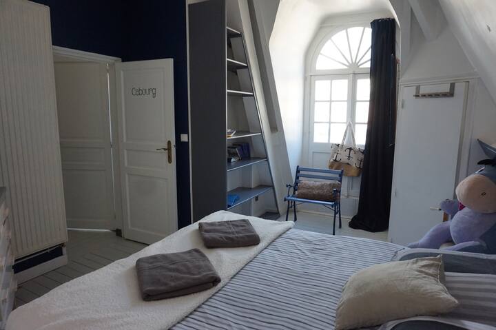 Chambre Cabourg, ממוקם בקומה השנייה, קרוב לחדר המקלחת. בחדר יש שפע של מקום אחסון.
