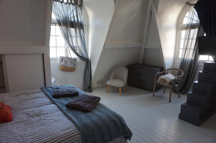 Chambre Honfleur, הממוקם בקומה השנייה. עם שפע של אחסון וגישה ישירה עם מקלחת.