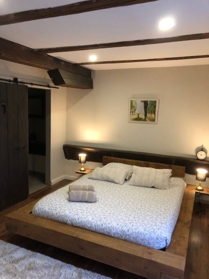Chambre 3 : 1 lit double + salle de bain indépendante