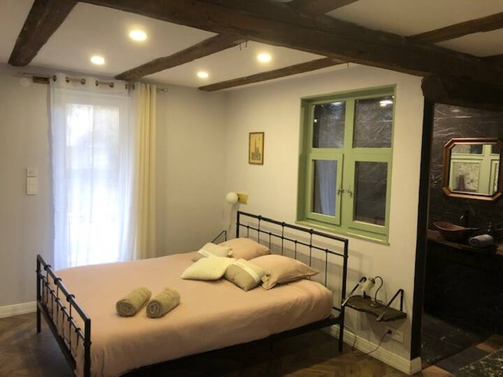 Chambre 1 : lit double avec SDB indépendante