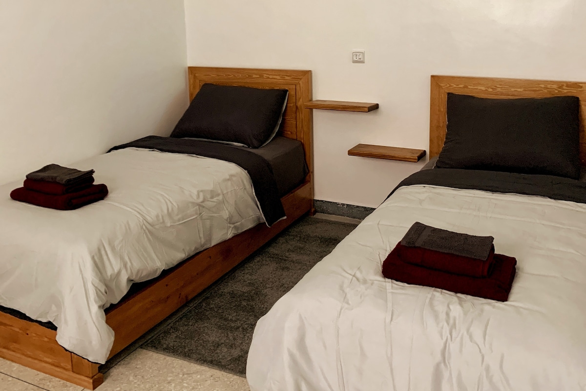 חדר שינה שני (2 מיטות זוגיות יחיד)