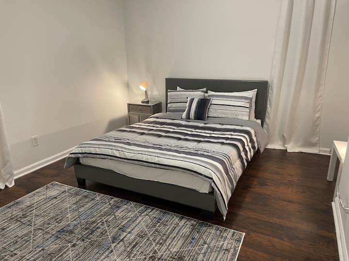 El dormitorio 1 con cama tamaño queen tiene ducha propia y baño en la habitación en la planta baja. 