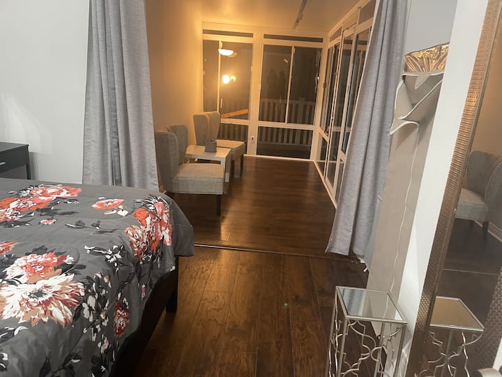 El dormitorio 2 de la planta baja tiene una cama tamaño queen con tocador y escritorio completo. Comparte el baño con otros huéspedes de tu gente o grupo. 