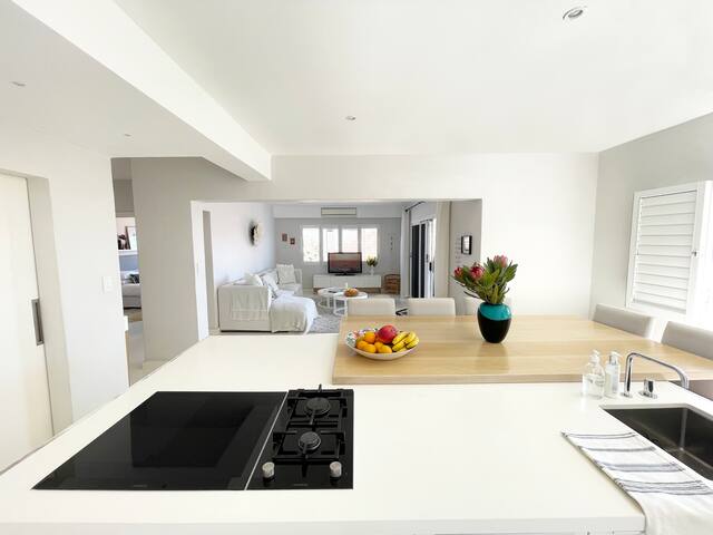 Spacious 2 bed 2 bathroom with balcony & braai gallery image 3