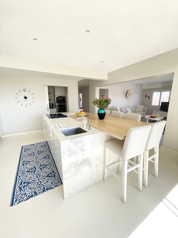 Spacious 2 bed 2 bathroom with balcony & braai