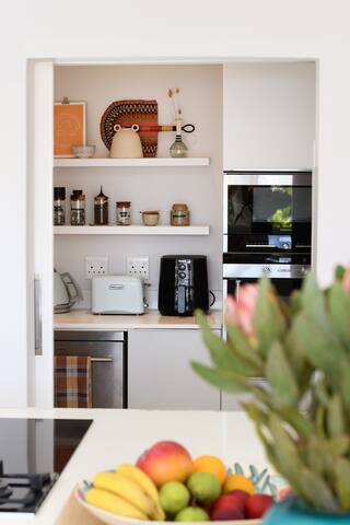 Spacious 2 bed 2 bathroom with balcony & braai gallery image 4