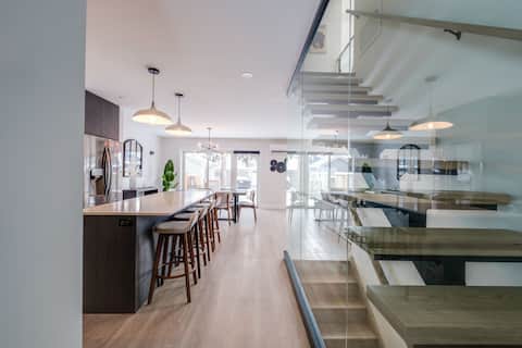 The Wolf of Warwick Luxury Modern 6 BR 4.5 BA