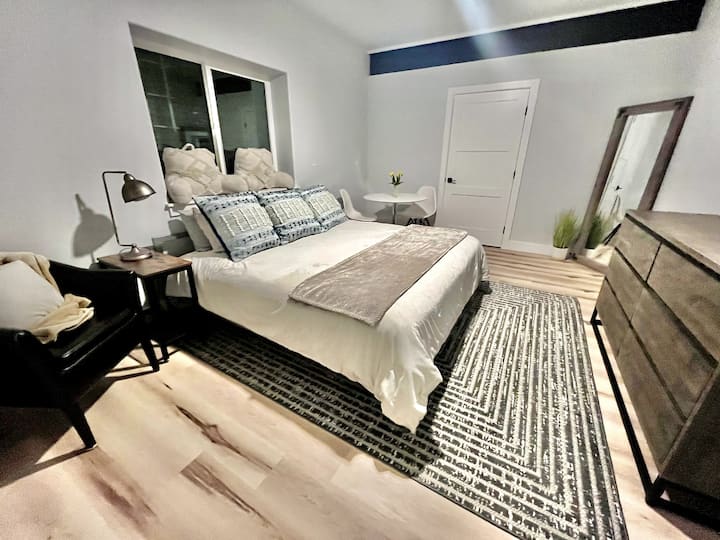 Veľká izba s manželskou posteľou King a pracovným priestorom. 